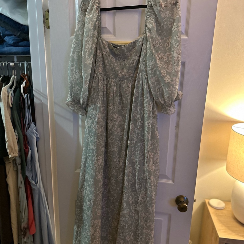 Chic Floral Maxi Dress in Soft Green
